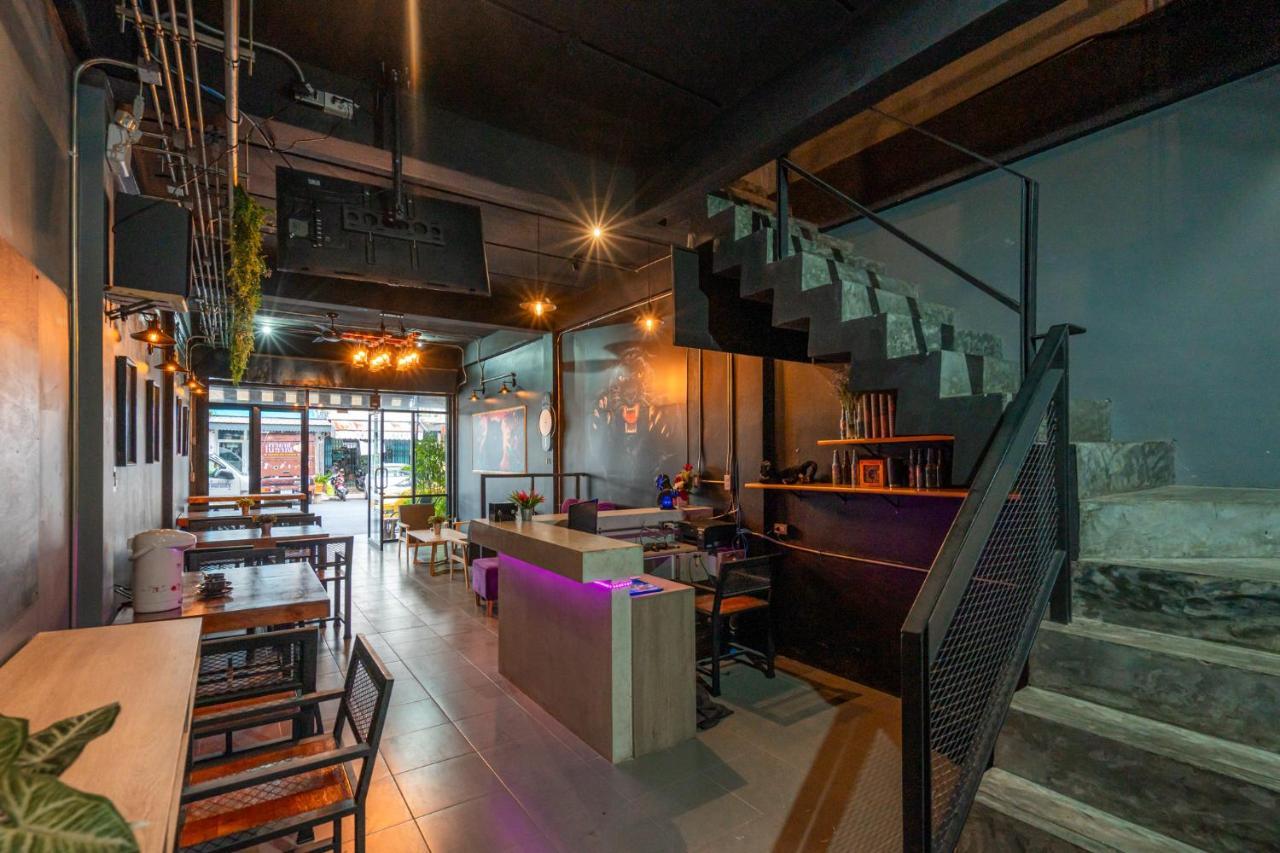 Black Panther Hostel Phuket Bagian luar foto